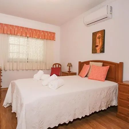 T2 Em Fechado. דירה *